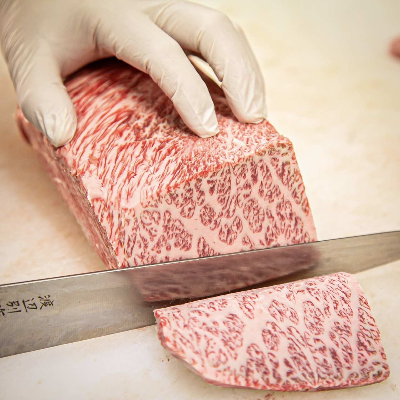 焼肉店向けに黒毛和牛のブロックを切り分ける仕込みの様子