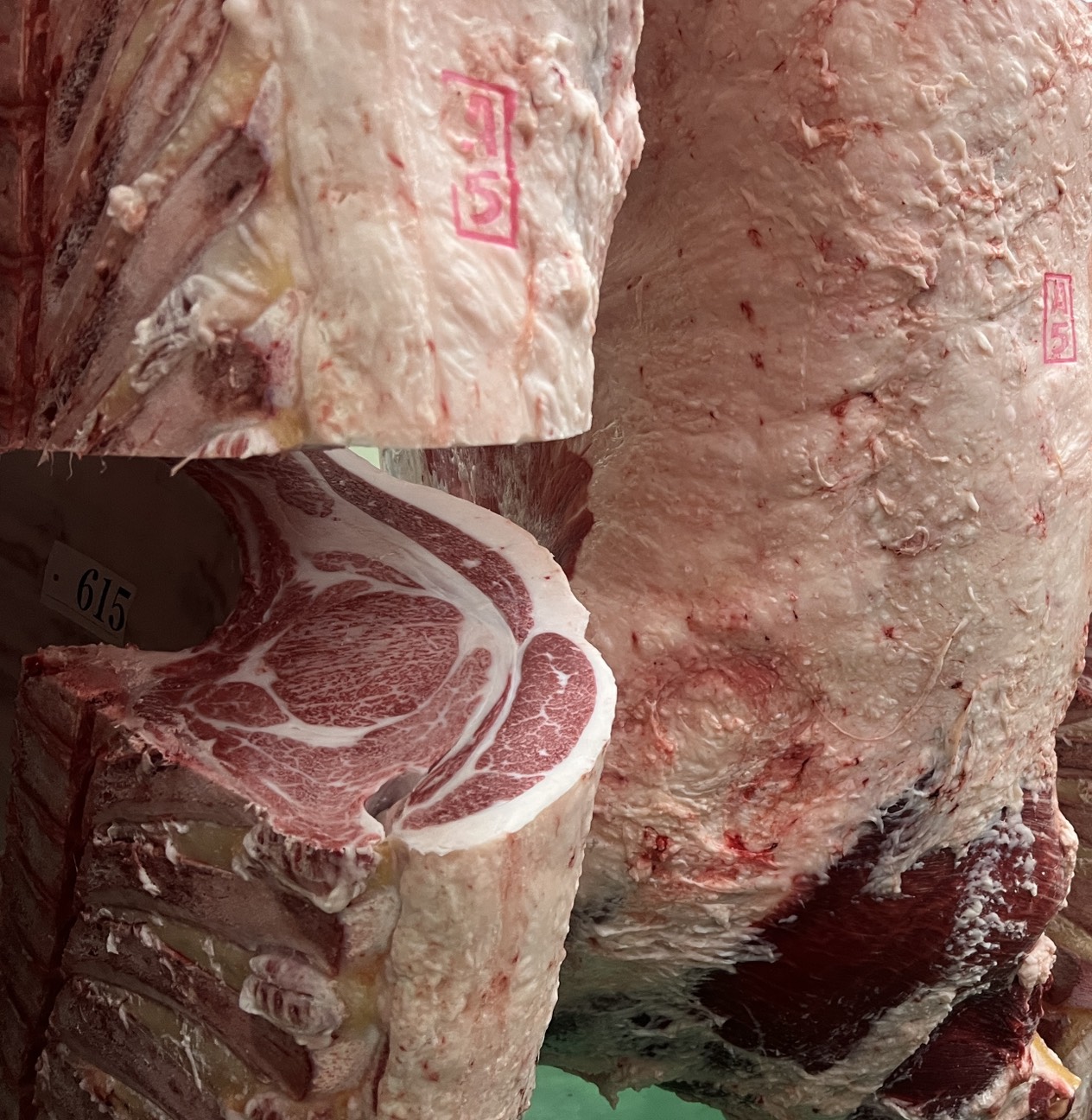 A5ランクの格付け印が押された黒毛和牛の枝肉