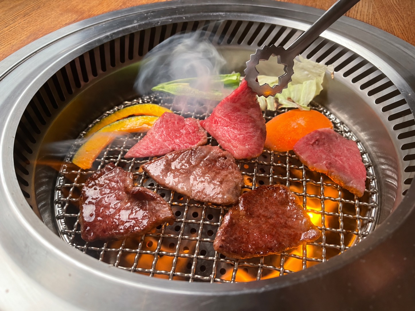 牛宗 まるなかの焼き網で焼かれる黒毛和牛